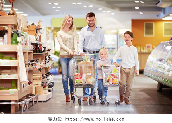 一家人超市购物幸福一家人幸福家庭幸福的人